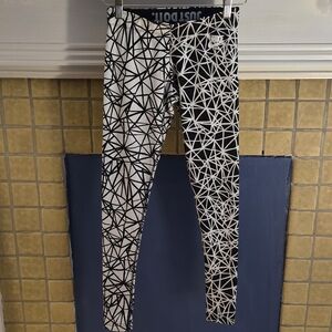 Nike Women’s Black & White Geometric Jeggings